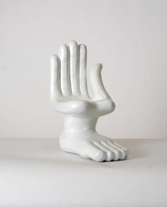 "Mano pie blanca" de Pedro Friedeberg