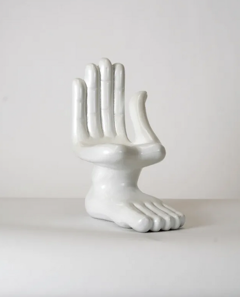 "Mano pie blanca" de Pedro Friedeberg