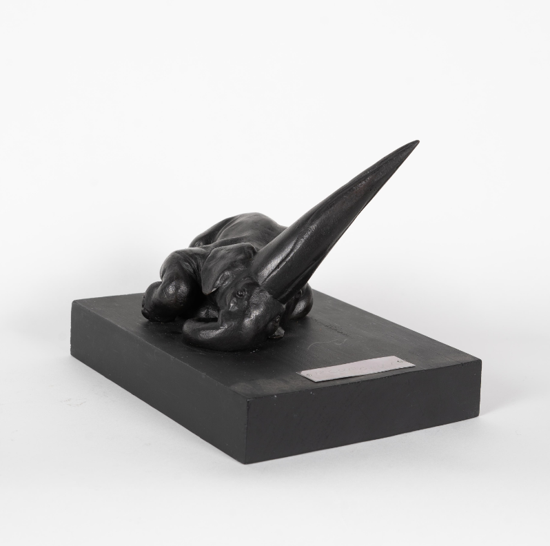 "El moro - Elefante yaciente" de Rafael Coronel