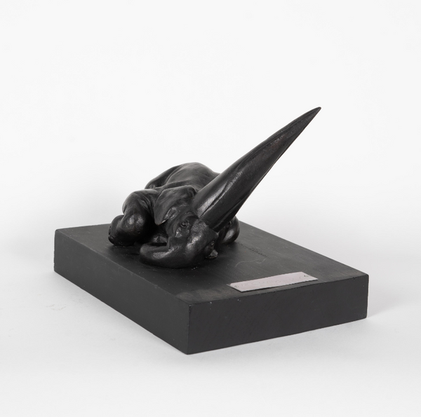 "El moro - Elefante yaciente" de Rafael Coronel